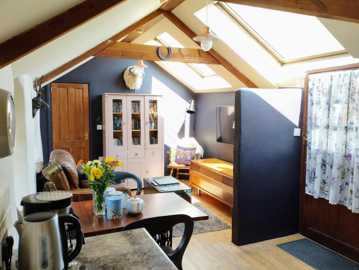 Cosy Barn On Rural Smallholding With Alpacas, Goats & Pigs Stithians Exterior photo